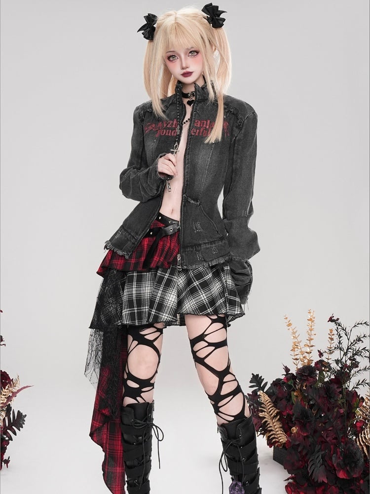 Slim-Fit Jeansjacke mit Punk-Print und Distressed-Besatz in Schwarz