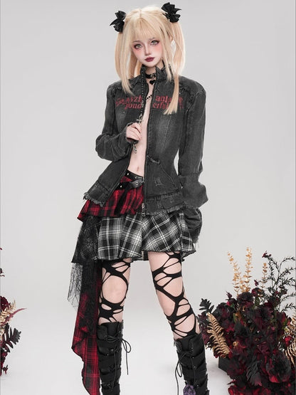 Slim-Fit Jeansjacke mit Punk-Print und Distressed-Besatz in Schwarz