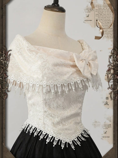 Aprikosenfarbenes, asymmetrisches Top mit schulterfreiem Ausschnitt