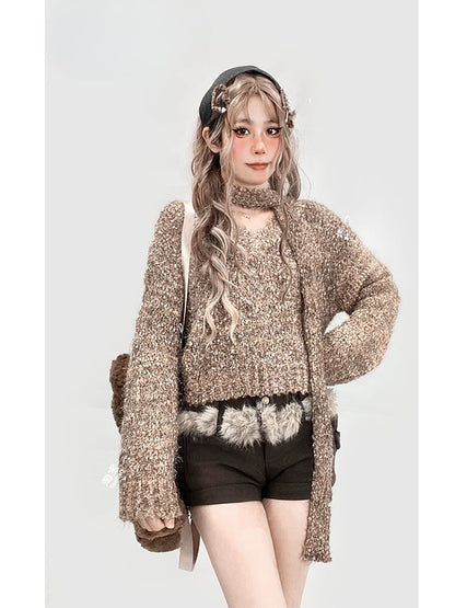 Kaffeefarbene Shorts mit gerollten Bündchen und Schnallendetail und zotteligem Besatz