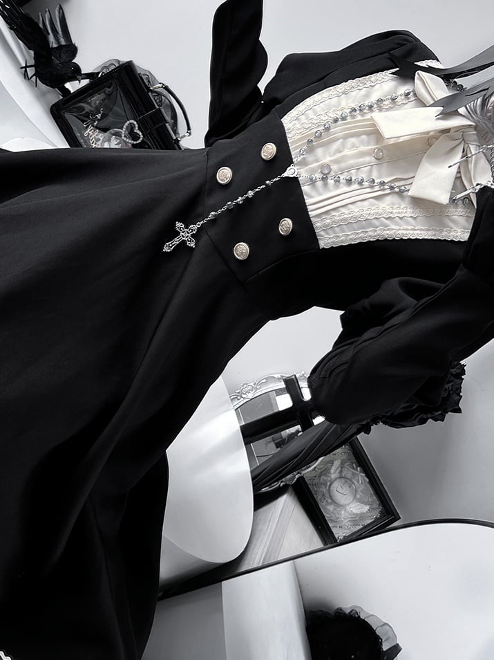 Schwarzes Nonnenkleid mit Rüschenbesatz und langen Ärmeln