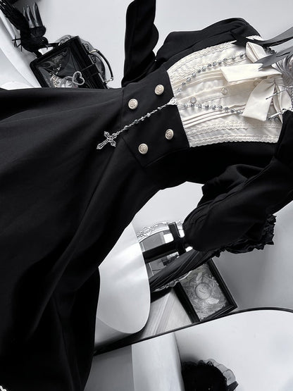 Schwarzes Nonnenkleid mit Rüschenbesatz und langen Ärmeln