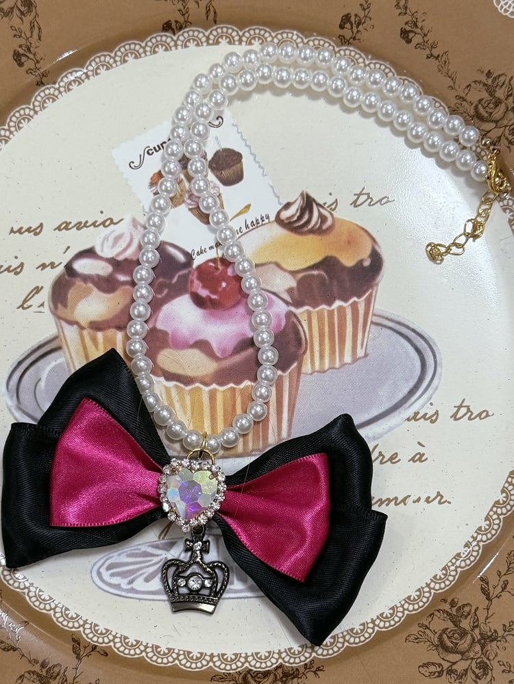 Perlenkette mit Haiclip, Schleife + Ring, Spitzenanhänger, verziert mit Herzbesatz, schwarz-rosa Strass