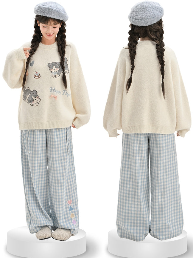 白いかわいい子犬柄のラウンドネックルーズセーター