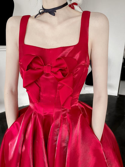 Rotes Weihnachts-Glanzkleid mit Schleife am Mieder, Heimkehrkleid