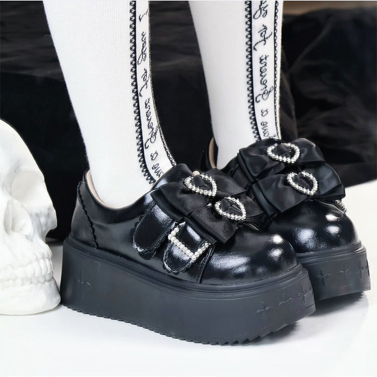 Dicke/normale Strass-Akzente, Kei-Dekor-Version mit Herz-Jirai-Schleifen-Plateaus in Slip-on-Schwarz