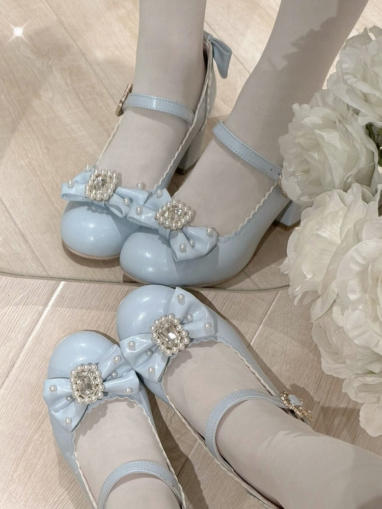 ラウンドメリートゥ、ロリータラインストーンとディテールがあしらわれたリボン結びのジェーンズビーズのブルーシューズ