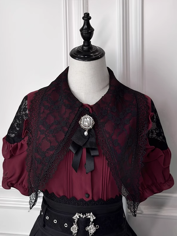 カットアウトリボンディテールのジライケイブラウス+赤い尖ったフラットカラーのプリーツショルダータイ