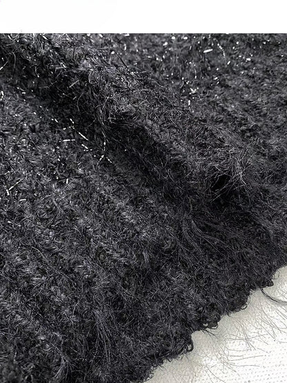 Schwarzer Strickpullover mit V-Ausschnitt und Schal