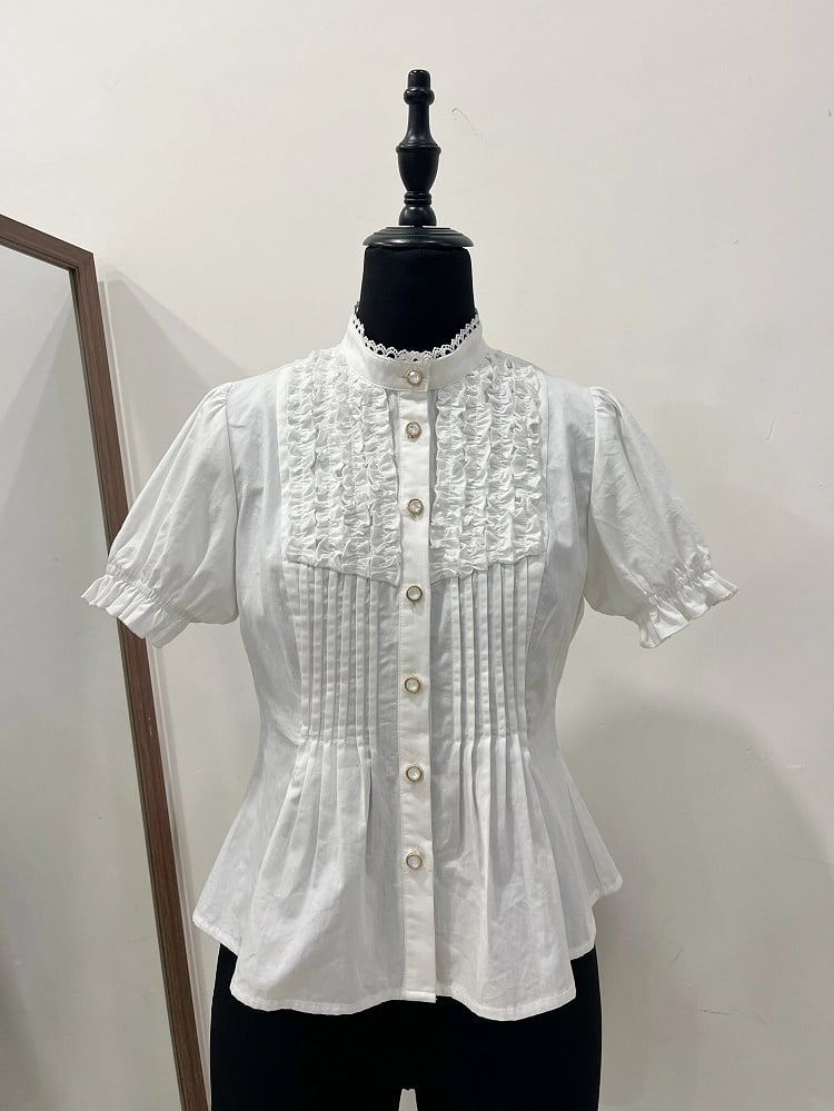 Chemisier Lolita à volants et manches courtes blanches, avec plis sur le devant