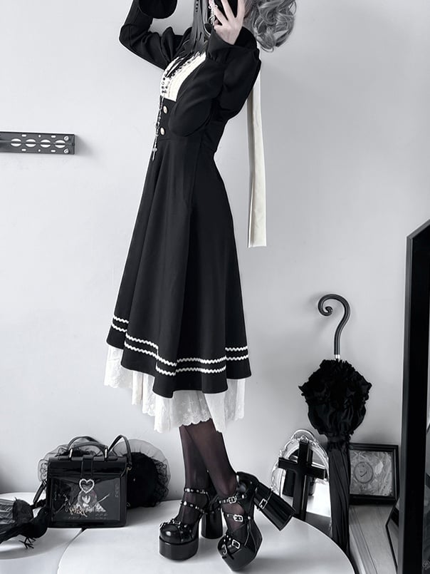 Schwarzes Nonnenkleid mit Rüschenbesatz und langen Ärmeln