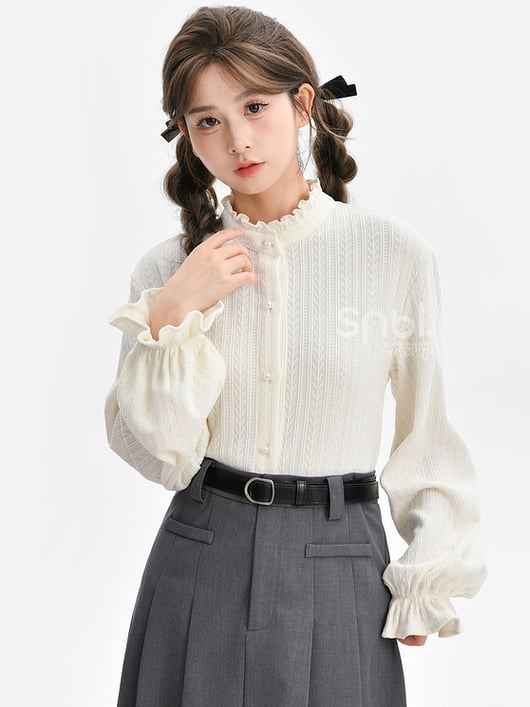 ホワイトのフリルネックラインブラウス