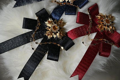 Rote Brosche Schwarze dunkelblaue Fliege