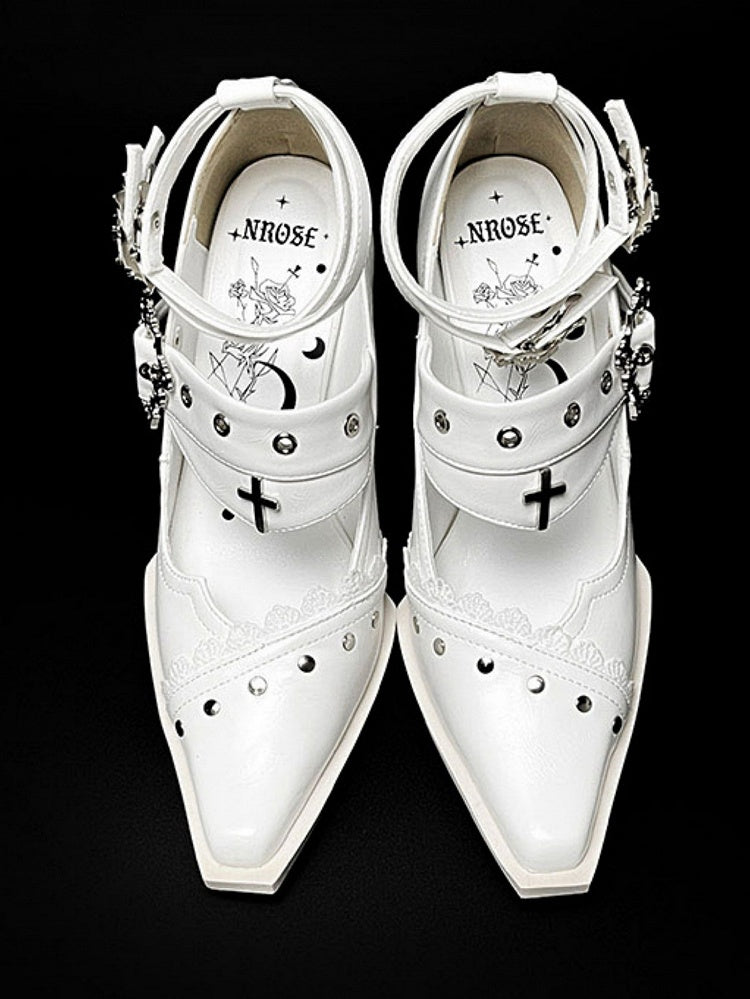 Punk-Spitze-Blockabsätze mit weißen Sargschnallen und Metallkreuz mit gotischen 8,5 cm