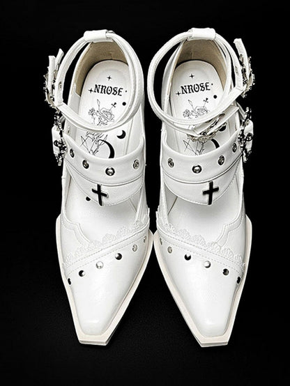 Punk-Spitze-Blockabsätze mit weißen Sargschnallen und Metallkreuz mit gotischen 8,5 cm