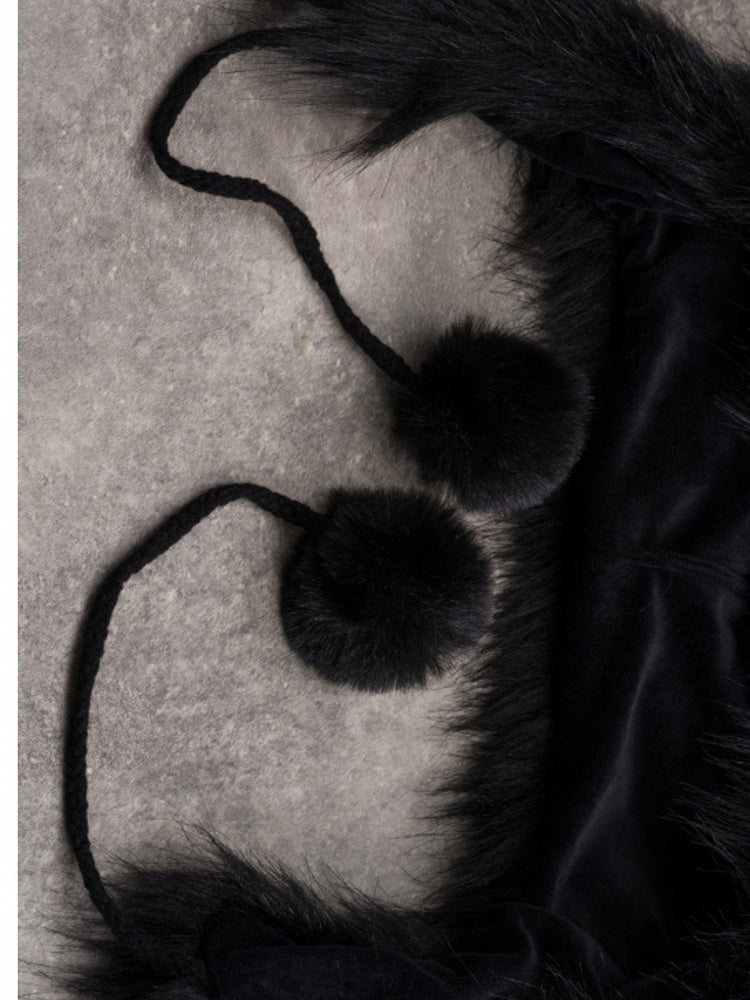 Katzennadel mit Gothic-Charms, Knochen-Pompon, Plüsch, verzierte Ohr-Applikation, Skeletthut, Schwarz