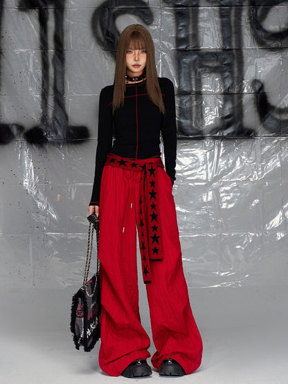 Rote Hose mit weitem Bein