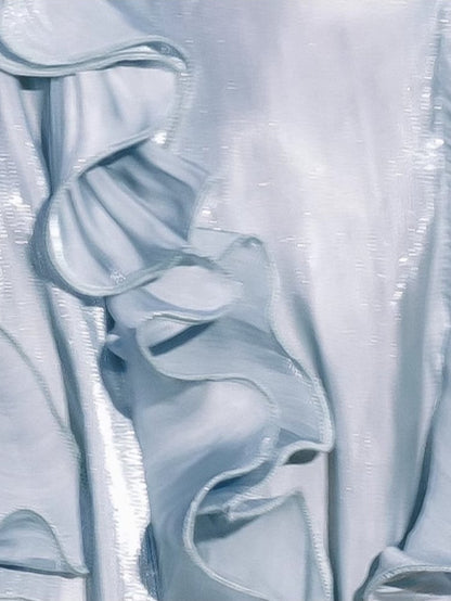 Vintage-Oberteil mit blauen Rüschenakzenten und Hose mit geradem Bein