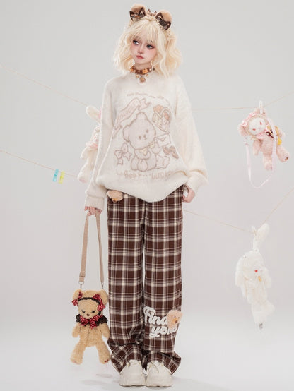 アプリコットのかわいいクマ柄モヘアのルーズセーター。フロントにカットアウトのディテール。