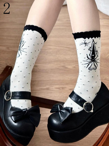Lolita-Socken mit gepunktetem Schwert und schwarzem Muster und Spinnenmuster