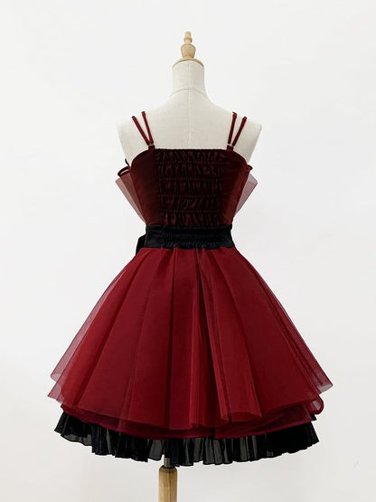 黒のドレス、ネックラインのパーティージャンパー、誕生日ストラップ、花柄の赤とロリータスカート、スパゲッティ