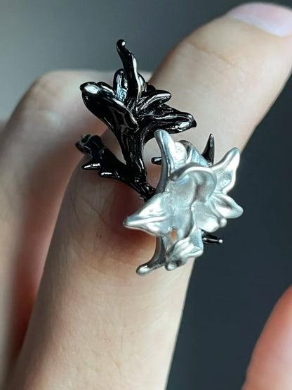 Schwarz-weißer Ring im Cheongsam-Stil mit Blumenmuster