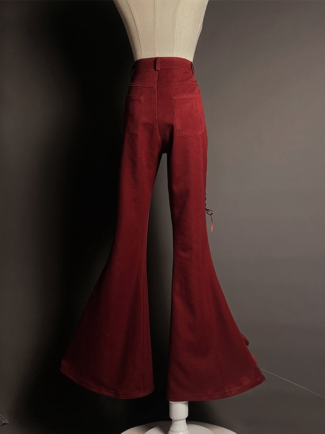 パンツの袖口は赤のレース、ティアードパッチ、フレア