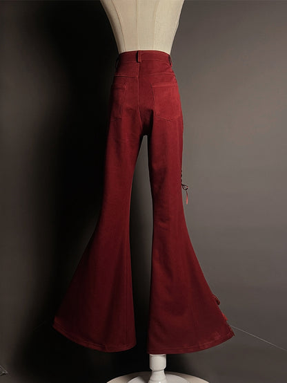 パンツの袖口は赤のレース、ティアードパッチ、フレア