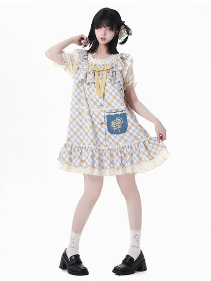 ベージュのレーストリム半袖セミシアーブラウス