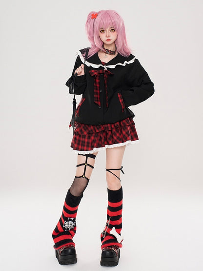 Mit Stufen-Minirock in Weiß und Rot, Besatz aus karierter Spitze in Schwarz