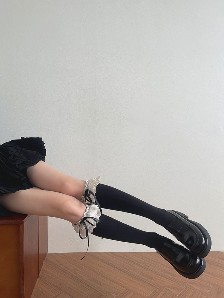 Weiß/Schwarze Unterknee-Doppelschicht-Strümpfe mit Schleifendetails und Spitze