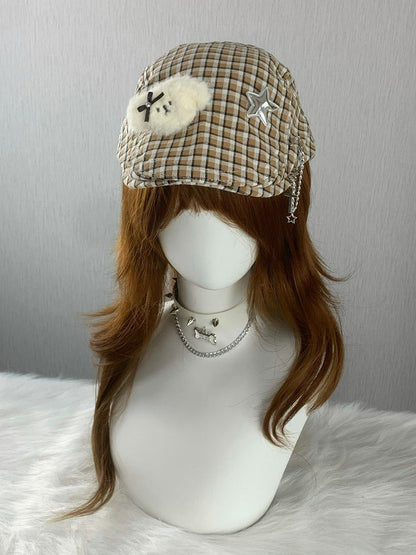 黒/茶色のチェック柄ベレー帽と子犬のぬいぐるみ