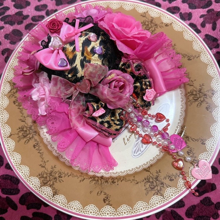 Hut mit Strass verzierter Kette, schwarz-rosa Besatz, Perlenbesatz, florales Mini-Leopardenmuster, Spitzendesign