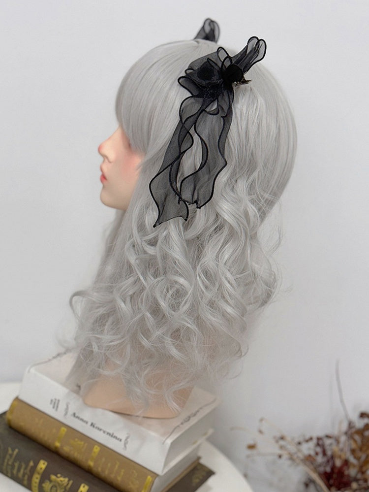 + グレーの爪、前髪付きポニーテール2本、ウェーブのかかった長さのウィッグ、バスト上