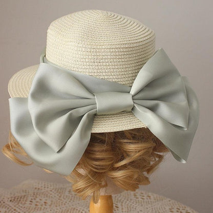 Strohhut mit großer Schleife