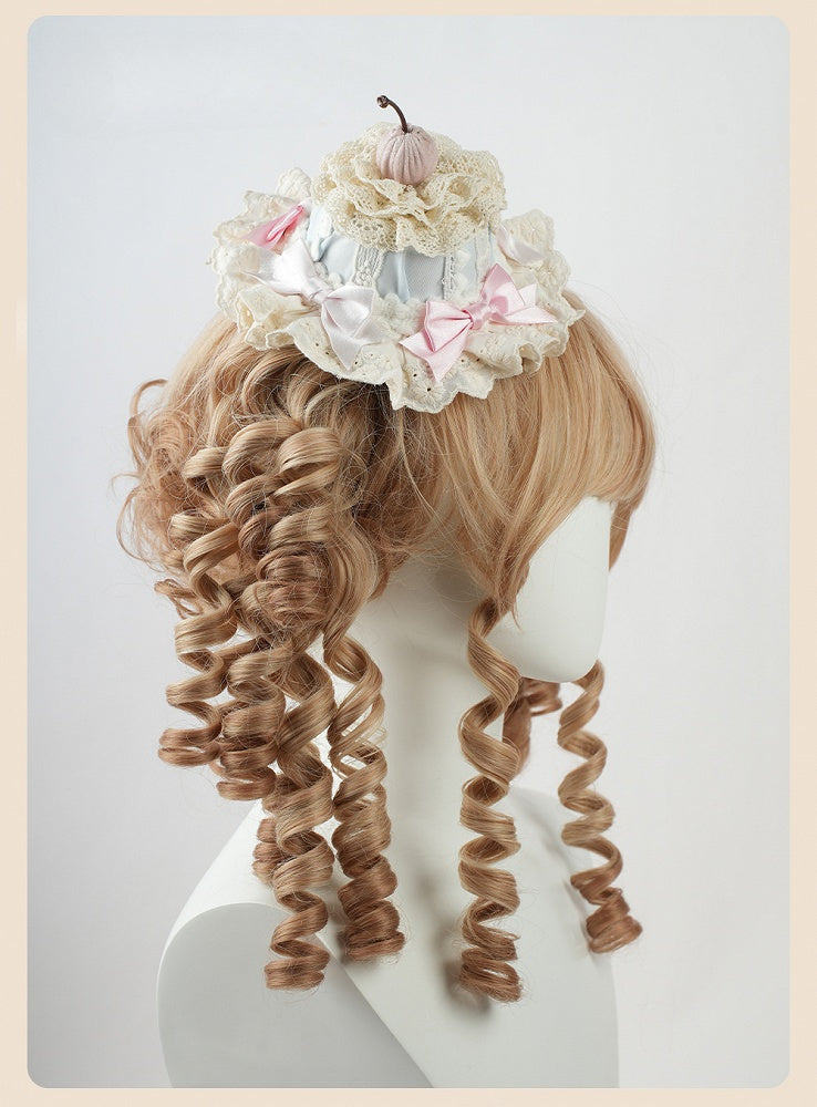 スイートロリータのブルーとピンクのリボン、チェリーケーキのレイヤードレーストリムハット