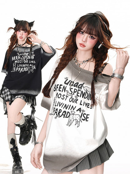 T-Shirt mit Herzschnalle, weiß/schwarz, lockerer, asymmetrischer Ausschnitt, entzückender Welpendruck