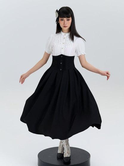 Chemisier Lolita à volants et manches courtes blanches, avec plis sur le devant