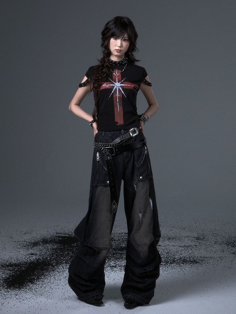 Details Schwarzes Punk-Top mit Ösen, Trägern und strukturiertem Crop-Cross mit rotem Aufdruck