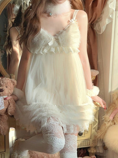 Weiße Kunstpelzakzente mit Slip-Tüllkleid