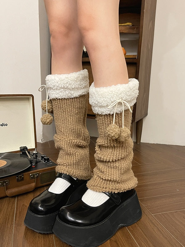 カーキ＆ブラウンのポンポン付きスウィートレッグウォーマー