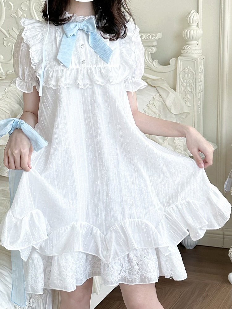 Kleid mit Puffärmeln, blauer Besatz und weißer Rüschenspitze am Ausschnitt
