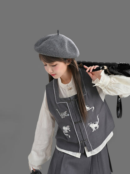 袖口にセルフタイストラップが付いた白いチャイナドレス風シャツ