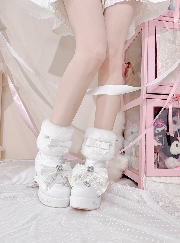 Jirai Kei – Mattweiße Strassschleife oben – Plateau-High-Block-Absätze mit Plüschmanschette und Perlenkette