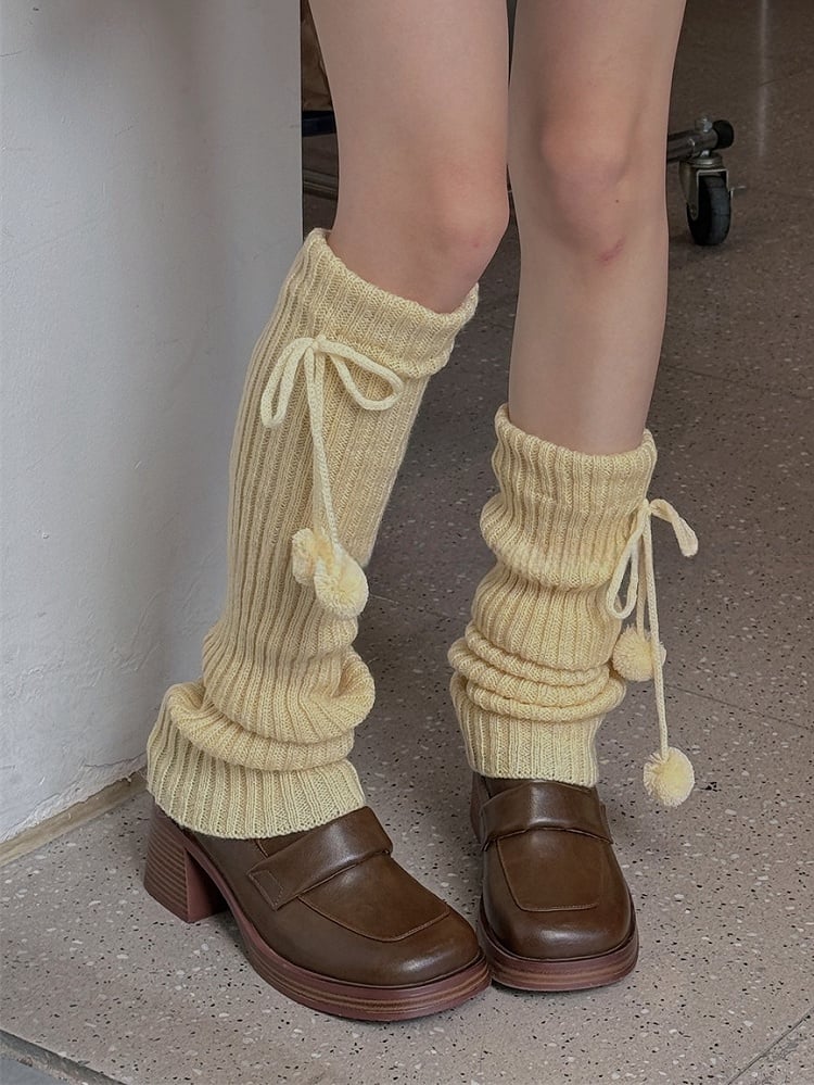 Gestrickte Beinwärmer mit Pompons in Weiß/Beige/Hellgrau/Schwarz