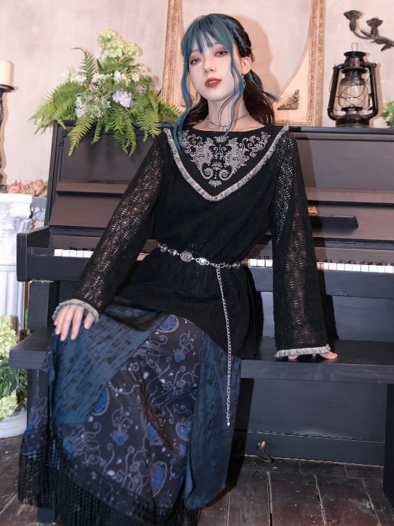 Stil: Ausgehöhlter Cheongsam mit schwarzem Saum, Spitzenoberteil, Quaste, Seepferdchen- und Korallenstickerei