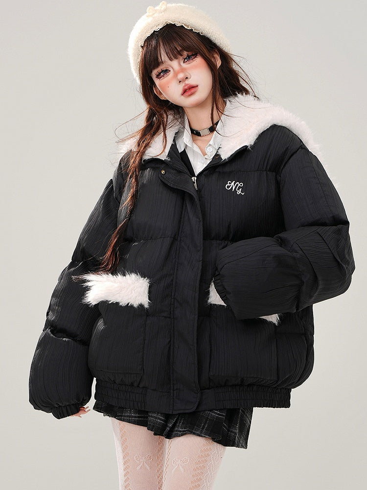 Pufferjacke mit Plüschkapuze und schwarzen Buchstaben