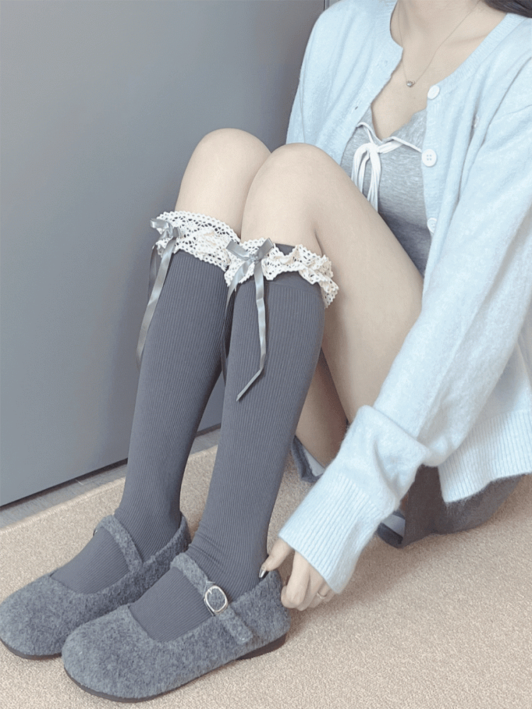 オフホワイトのスイートな蝶結びレーストリムの膝下ストッキング