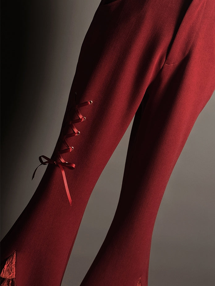 パンツの袖口は赤のレース、ティアードパッチ、フレア