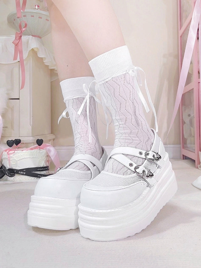Plateauschuhe mit Schnallen und Flügel-Design in Weiß